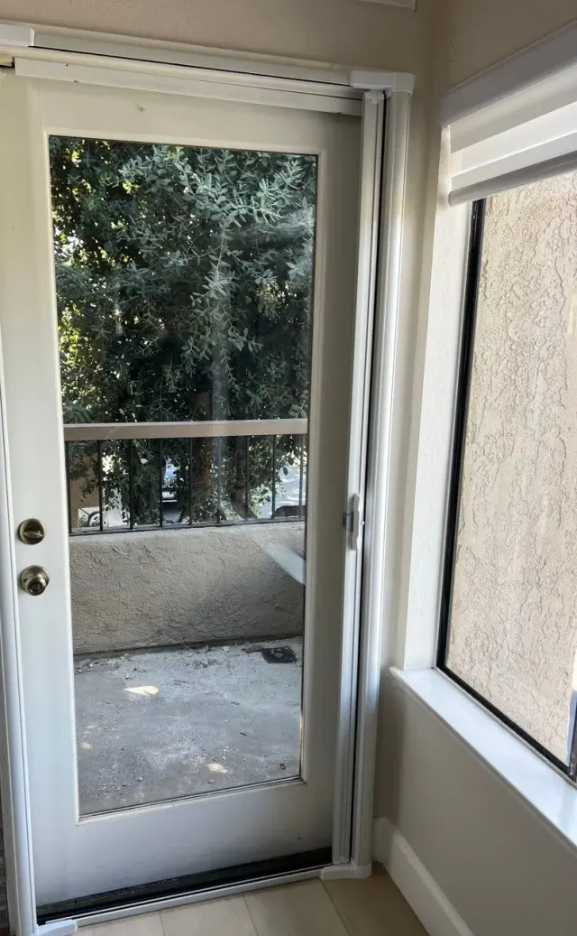 Balcony door fitted with a screen door frame